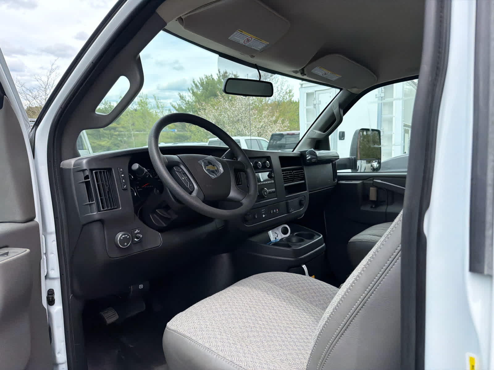 2025 Chevrolet Express Cutaway 3500 1WT
