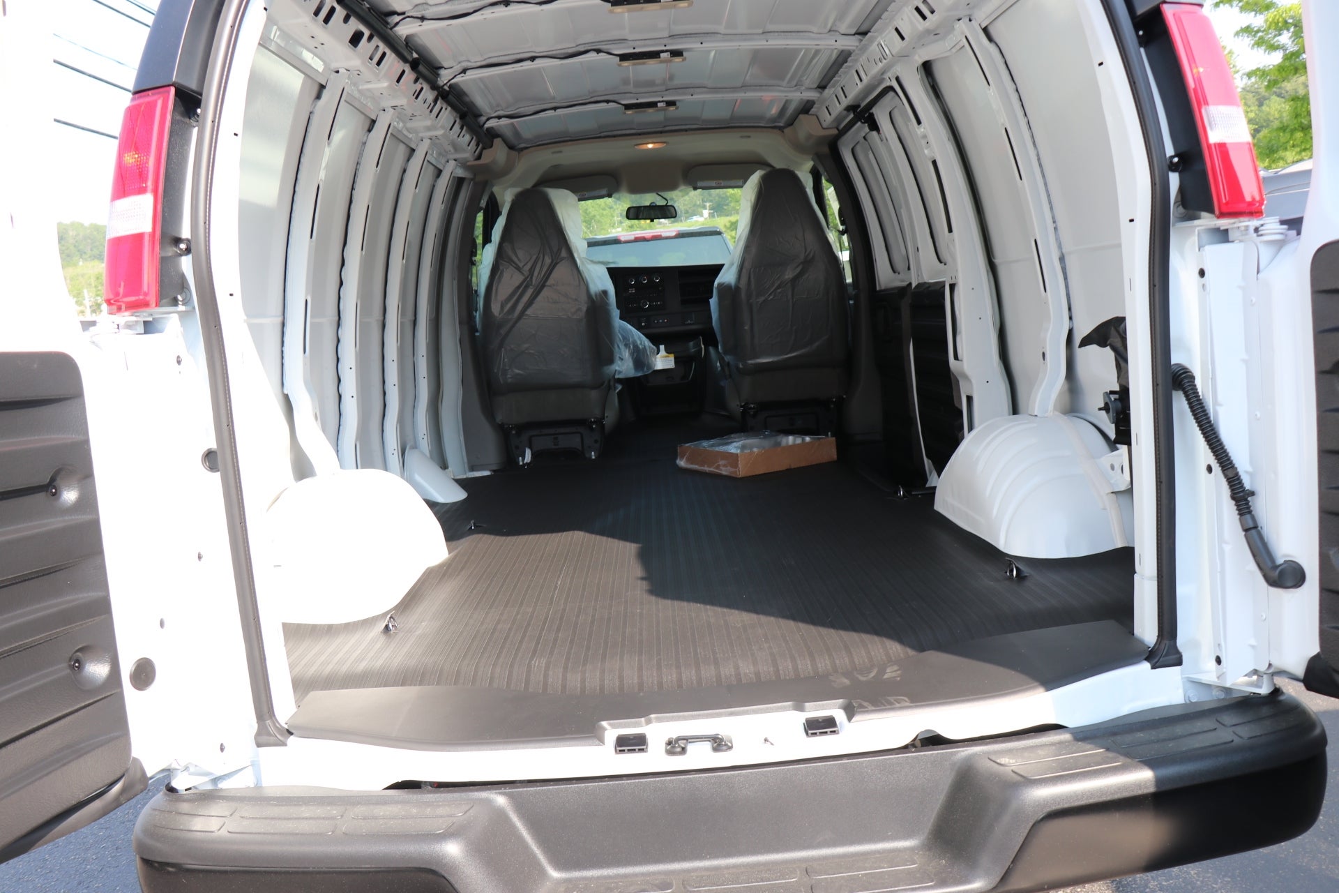 2025 Chevrolet Express Cargo 3500 WT