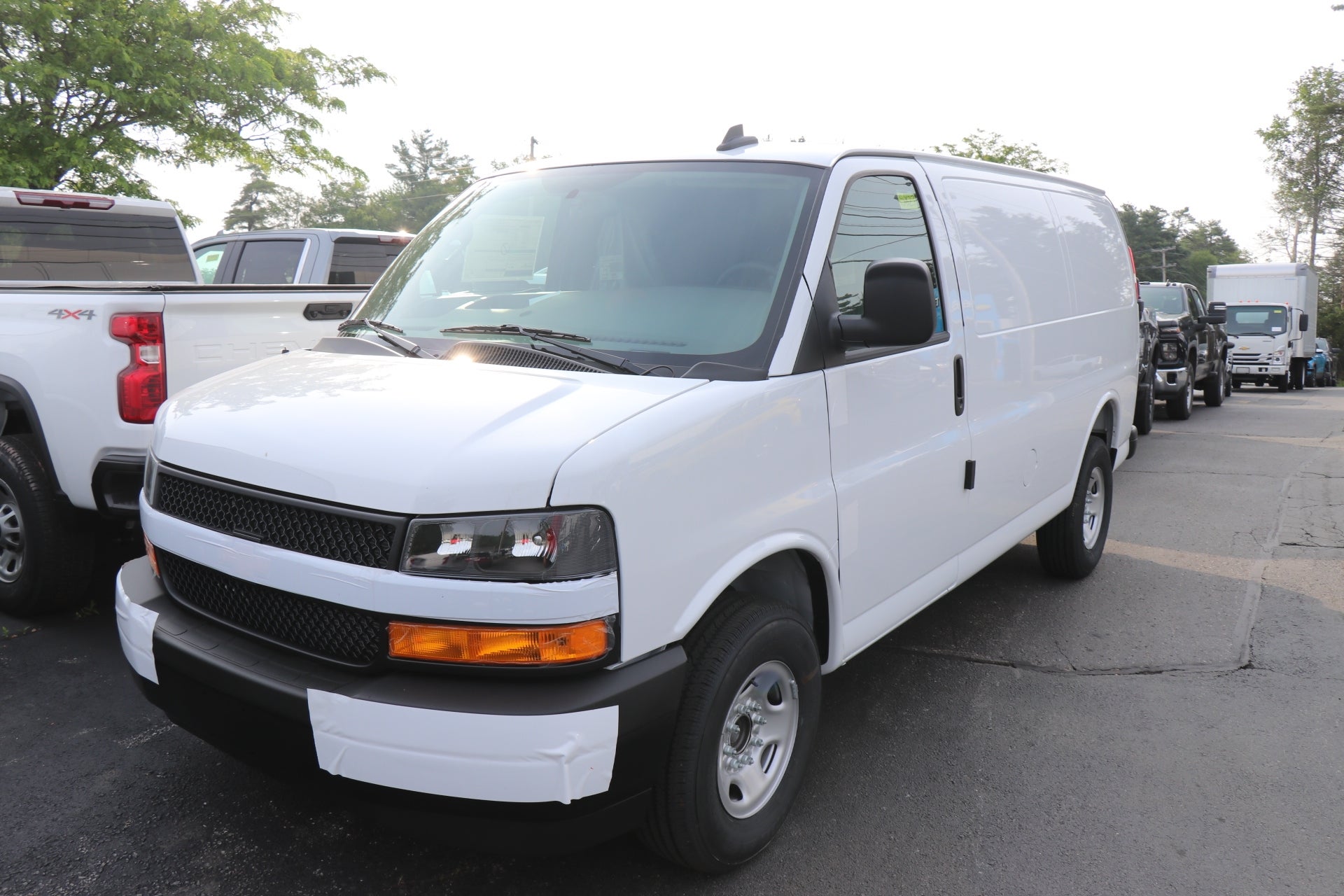 2025 Chevrolet Express Cargo 3500 WT