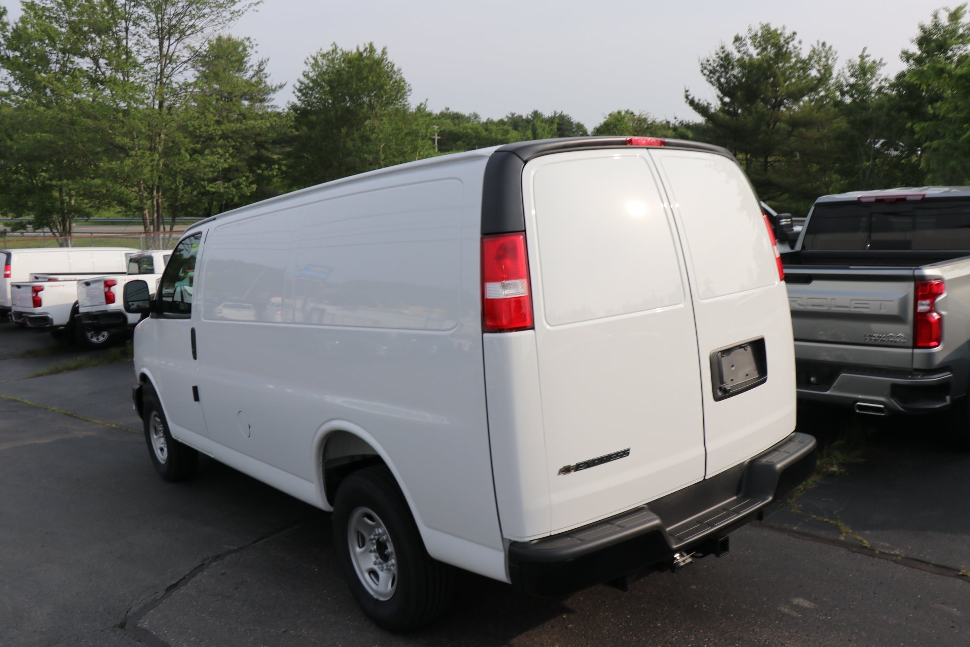 2025 Chevrolet Express Cargo 3500 WT