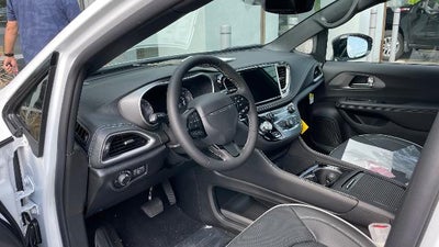 2027 Chrysler Pacifica Limited AWD