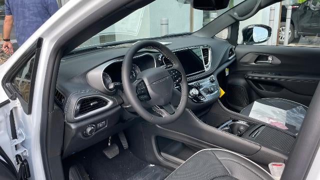 2027 Chrysler Pacifica Limited AWD