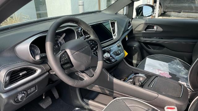 2027 Chrysler Pacifica Limited AWD